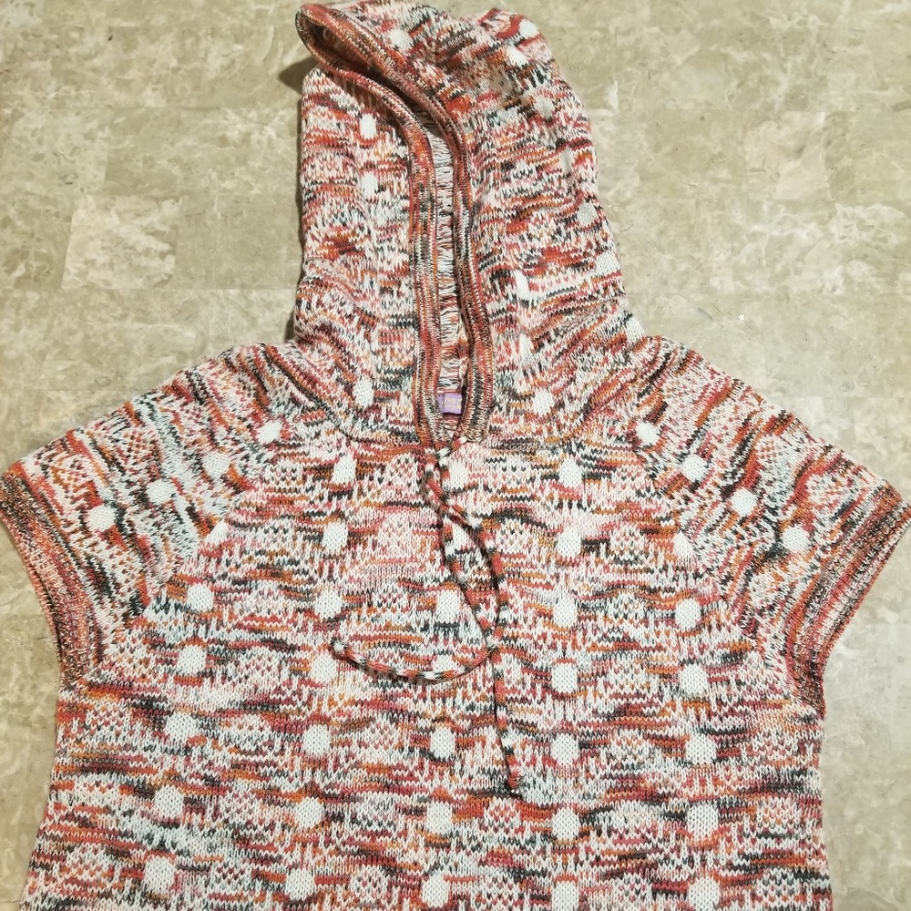 Short sleeve sweater with hoodie